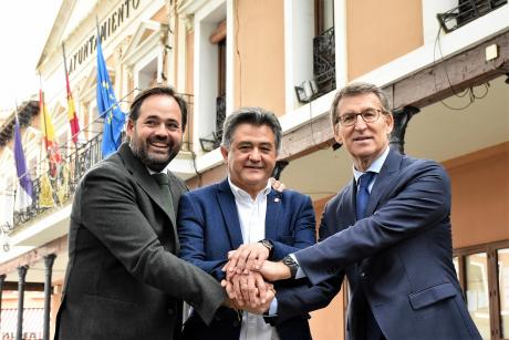 Paco Núñez, Leopoldo Sierra y Alberto Núñez Feijóo hoy en Daimiel.