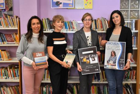 Concejala y técnicos municipales en la presentación ayer en Biblioteca Municipal.