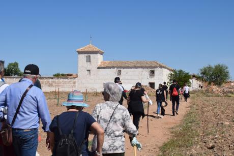 Participantes finalizando la ruta de senderismo en la VII Jornada Cervantina