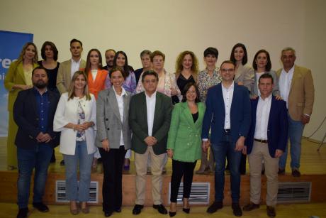 Foto de familia de la candidatura del PP junto con la vicesecretaria del PP de Política Social y Reto Demográfico, Carmen Fúnez, y la secretaria general del PP en Castilla-La Mancha, Carolina Agudo