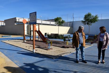 Mari Carmen Rivero y Jesús Javier Villar visitaban la instalación vandalizada, hoy martes.