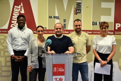 Una parte de la candidatura socialista este lunes por la tarde en rueda de prensa.