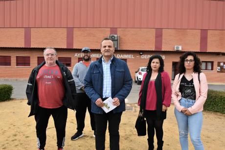 Sendarrubias junto a componentes de la lista de Vox, frente al Pabellón Municipal de Deportes.