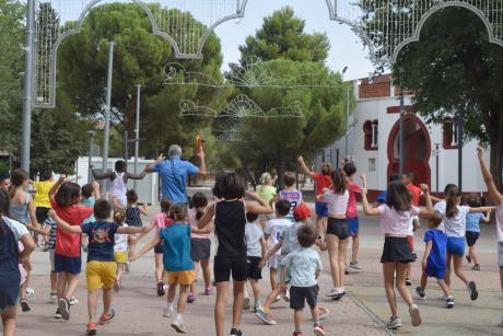 Los participante calentando antes de disfrutar de la nueva edición de 'Jugando al Atletismo'