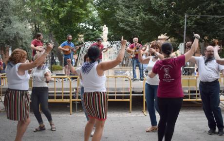 Las alumnas y alumnos de la Escuela local de folclore bailando en la I Muestra de Tradiciones Populares