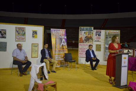 Lourdes Espinosa dando el pregón taurino en la Plaza de Toros