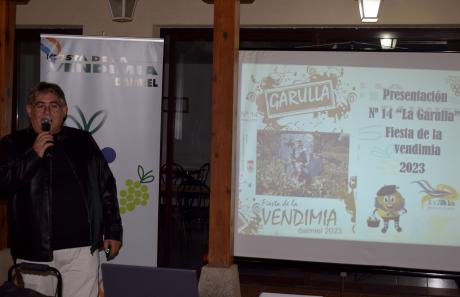 El presidente de FEDADA, Luis Miguel Astillero, presentando la revista 'La Garulla'