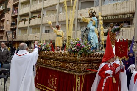 El párroco bendice el paso de ‘La entrada triunfal de Jesús en Jerusalén’