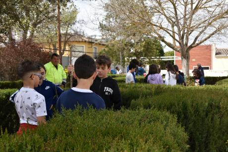 Alumnos y alumnas participando en la plantación 