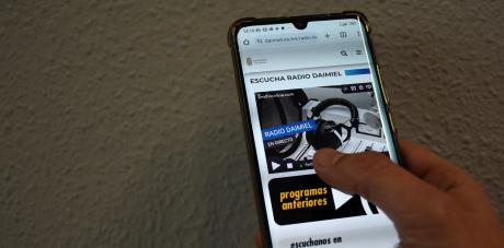 Dispositivo móvil emitiendo por streaming Radio Daimiel 