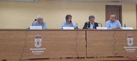 El acto estuvo presentado por Miguel Torres y contó con la presencia de autoridades, vecinos y amigos y familiares de Manuel Vilreales. El libro ya está disponible para adquirirse tanto en las imprentas de la localidad como en la biblioteca municipal.