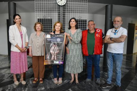 La concejala de Cultura junto a componentes de la agrupación teatral y el presidente de Cruz Roja Daimiel