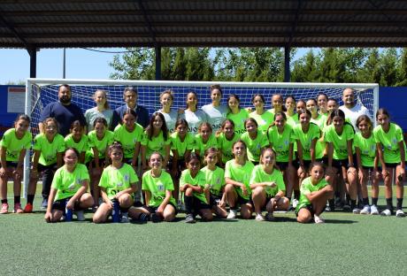 Participantes del Campus junto a la futbolista profesional y autoridades