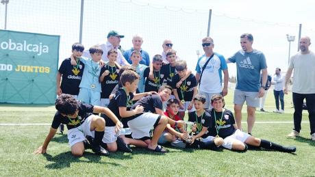 Benjamín A del CD 'El Carmen' con la medalla de bronce