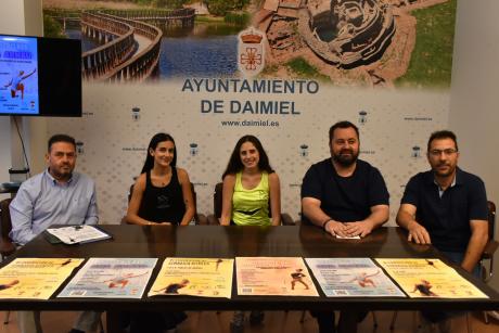El presidente y el vicepresidente con las entrenadoras y Román Ortega, hoy miércoles