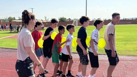 Estudiantes participando en la gymkhana junto a la dinamizadora juvenil, María José López-Pozuelo