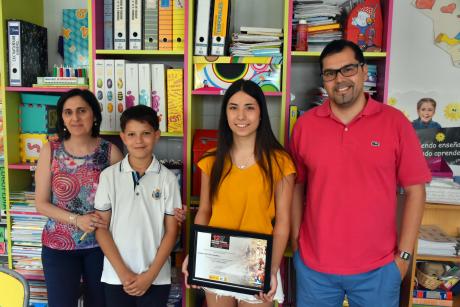 Dulce Pinilla y el profesor Jesús Gutiérrez, con dos de los premiados