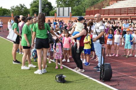 Padres, niños y monitores durante la concentración inicial