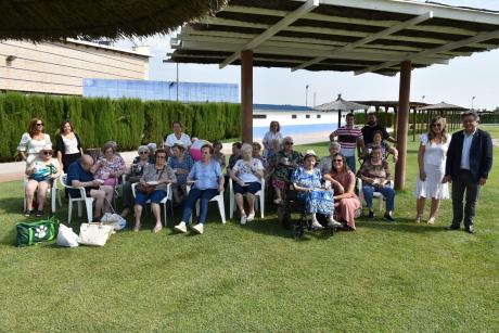 Sierra, Loro y Pérez de Madrid, junto a los trabajadores y usuarios del centro
