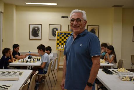 Eduardo San Martín, monitor del Taller Municipal de Ajedrez de verano