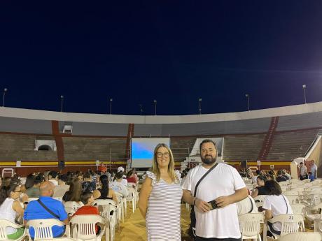 Román Ortega y Mari Cruces Pozuelo al inicio del cine de verano