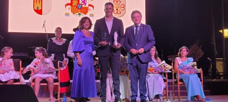 El alcalde y la concejal de Festejos junto a Isidro Díaz de Mera.