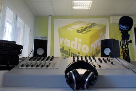 Vista del estudio locutorio desde la sala de control técnico, Radio Daimiel
