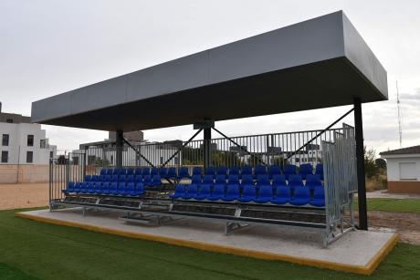 Nuevo graderío en el campo de futbol 7 de El Carmen