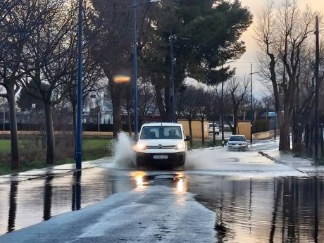 Agua acumulada en calle Molemocho