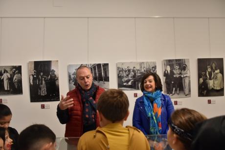 Sánchez-Mantero y Loro reciben al alumnado en la exposición II Máscara Guarrona
