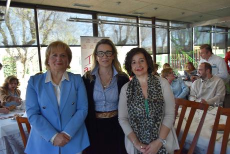 Luisa Velázquez, presidenta de AMFAR Daimiel, Lola Merino presidenta nacional AMFAR, y Alicia Loro concejala de igualdad de Daimiel