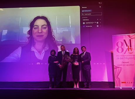 Fotografía de familia tras la entrega del galardón