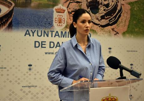 Lourdes Rodríguez de Guzmán atendiendo a los medios 