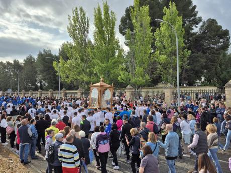 Centenares de daimieleños esperando a la Patrona