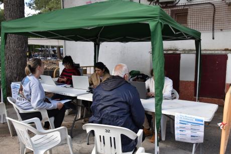 Punto de Inclusión Digital (PID) atendiendo en la calle 