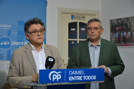 Sierra y Lucas-Torres durante la rueda de prensa 