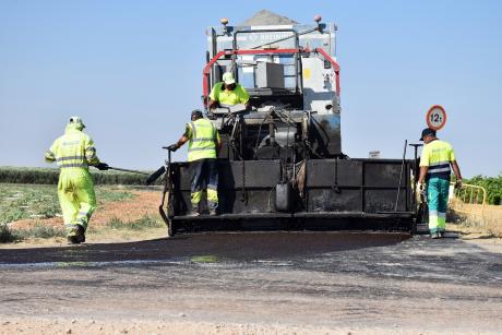 Operarios trabajando en el camino