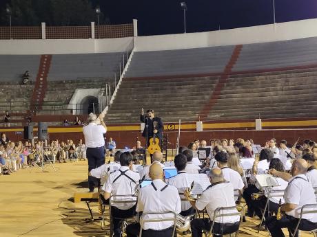 La complicidad entre la banda y el cantaor dio lugar a un concierto único.