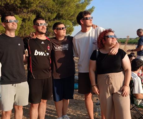 Público durante el eclipse en Navaseca