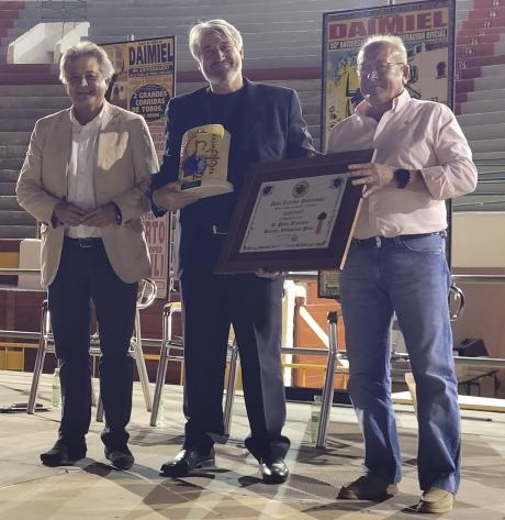 Pedro Sánchez-Valdepeñas junto al alcalde y el presidente de la peña taurina.