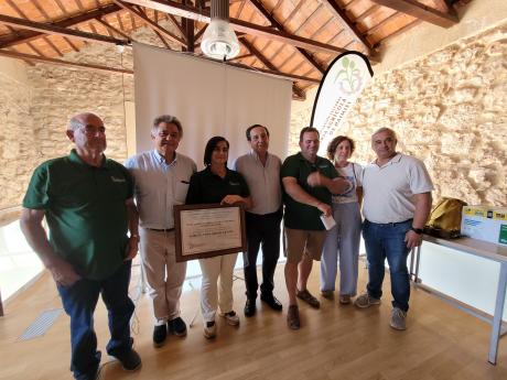 La Agricultora Ejemplar 2026 junto al resto de autoridades presentes en el acto.