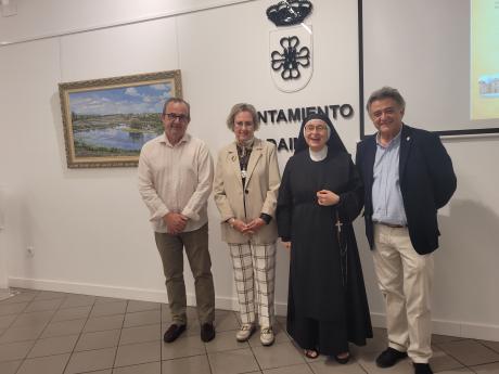 El alcalde con sor María teresa en la inauguración de la exposición.