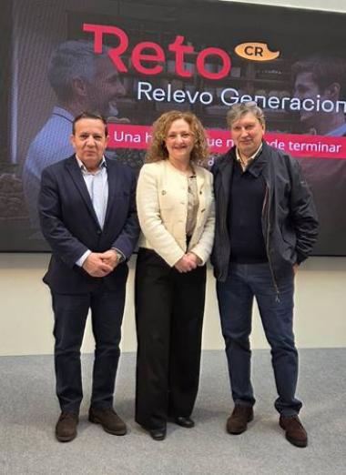 Mari Cruces Sánchez de Pablo, concejala de Autónomos y Emprendedores, junto presidente al presidente de AEDA Vicente de la Morena Aguirre, y el secretario general, Lorenzo García-Muñoz Martínez