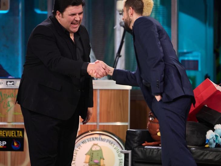 Ricardo Fernández del Moral junto a David Broncano en La Revuelta
