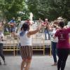 Las alumnas y alumnos de la Escuela local de folclore bailando en la I Muestra de Tradiciones Populares
