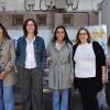 La concejala de Cultura, Lourdes Rodríguez de Guzmán, junto a las bibliotecarias municipales y las representantes de la asociación