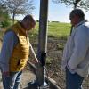 El concejal Jesús Villar junto al ingeniero Javier Núñez inspeccionan los daños en una de las farolas