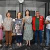 La concejala de Cultura junto a componentes de la agrupación teatral y el presidente de Cruz Roja Daimiel