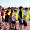 Estudiantes participando en la gymkhana junto a la dinamizadora juvenil, María José López-Pozuelo