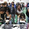Alumnos en el stand de tatuadores